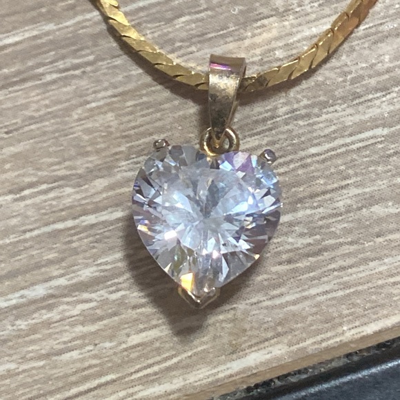 Vintage Gold Toned Minimalist Heart Pendant Necklace - Picture 3 of 4